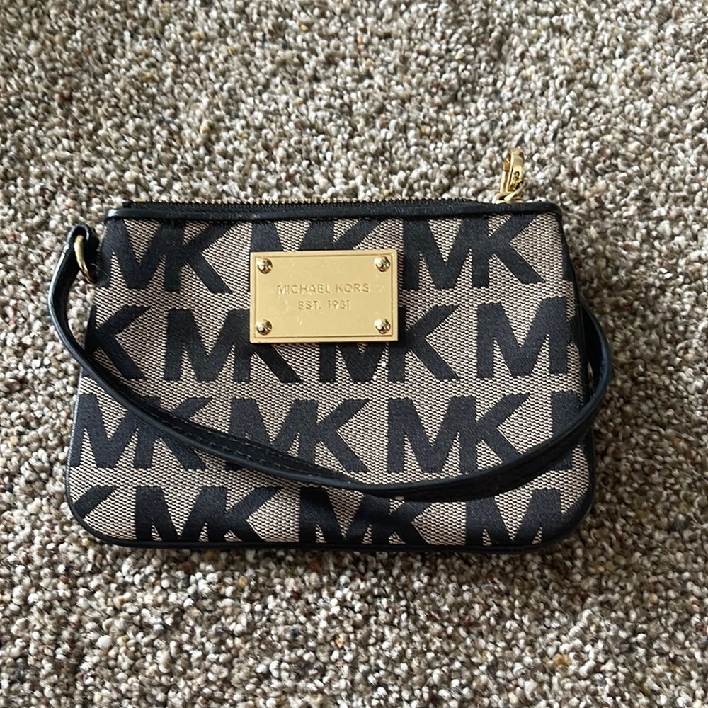 Michael kors wristlet